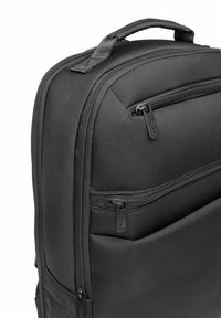 Czarny plecak z tkaniny o gładkiej fakturze, z wieloma zamykanymi na zamek kieszeniami z przodu oraz wzmocnionym górnym uchwytem do przenoszenia.