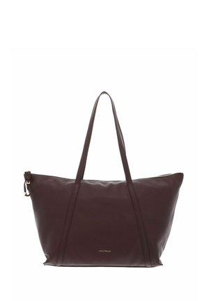 Sac cabas en cuir marron foncé avec de longues anses, une fermeture éclair latérale et un petit texte de marque doré près du bas au centre.