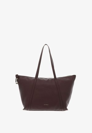 Sac cabas en cuir marron foncé avec de longues anses, une fermeture éclair latérale et un petit texte de marque doré près du bas au centre.