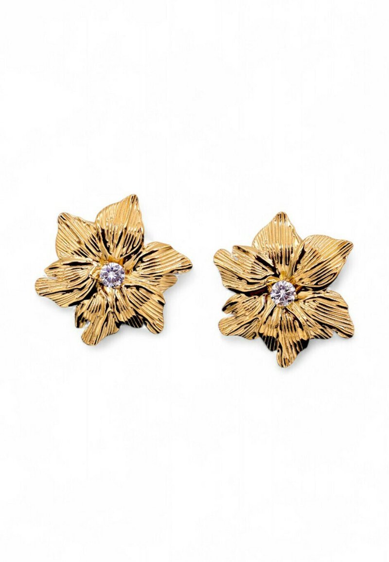Orecchini a forma di fiore in oro con petali testurizzati e una pietra centrale trasparente. Presentano dettagli intricati e una finitura lucida.