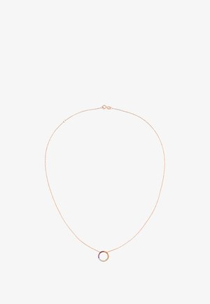 Ogrlica od ružičastog zlata s tankim lančićem i kružnim privjeskom, ukrašenim višečnim kamenčićima raspoređenim duž rubova kruga.