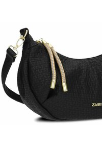 Borsa a spalla nera intrecciata con superficie testurizzata, hardware dorato e manici intrecciati in marrone e oro. Inclusa tracolla regolabile.