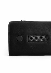 Zwarte leren portemonnee met een gladde textuur, voorzien van een octagonale hardwareaccent en een gaasstripdetail. Met ritssluiting.