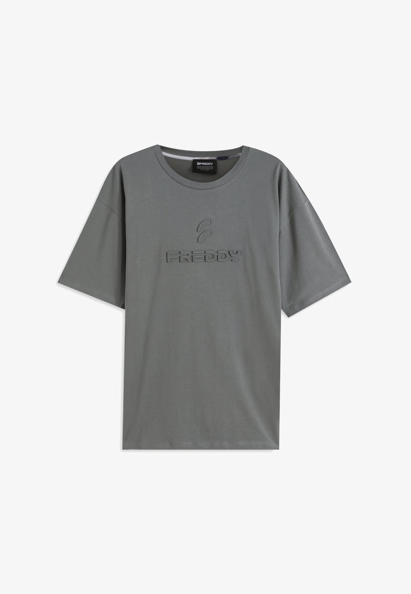 Camiseta gris de algodón con mangas cortas, cuello redondo y un logotipo "FREDDY" en relieve en el frente. Textura suave, corte holgado.