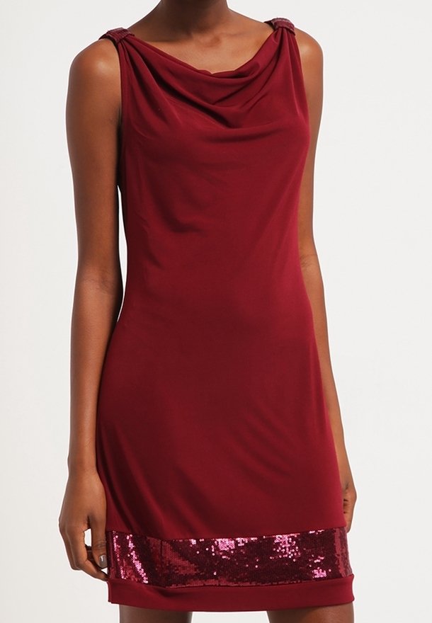 Robe bordeaux sans manches avec un col bénitier et une large bordure de sequins le long de l'ourlet, portée par une personne debout devant un fond uni.