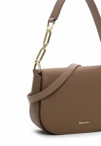 Borsa a spalla in pelle marrone con finitura testurizzata, caratterizzata da un design sottile e un accentuato dettagli in catena dorata sulla tracolla. Logo del marchio visibile.