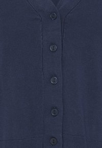 Marineblauer gestrickter Cardigan vorne mit fünf passenden Knöpfen und Rippdetails entlang der Knopfleiste und des Saums.