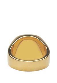 Guldfarvet metalring med en glat, buet overflade og afrundede kanter. Har en kuppelform og poleret finish, der reflekterer lys.