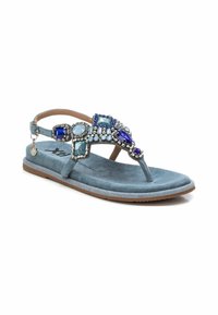 Sandalo in suede blu sintetico con decorazioni di gioielli in diverse tonalità di blu. Suola piatta con design a post, e cinturino alla caviglia regolabile.