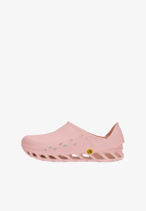 Zoccolo slip-on rosa chiaro con fori di ventilazione e cinturino posteriore basso, con un piccolo logo circolare giallo sul lato.