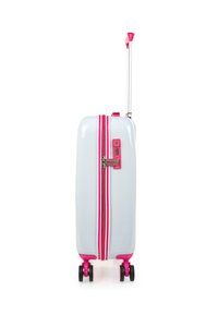 Maleta de carcasa dura en blanco brillante con detalles en rosa en la cremallera, un mango rosa y cuatro ruedas negras; cuenta con un candado de combinación.