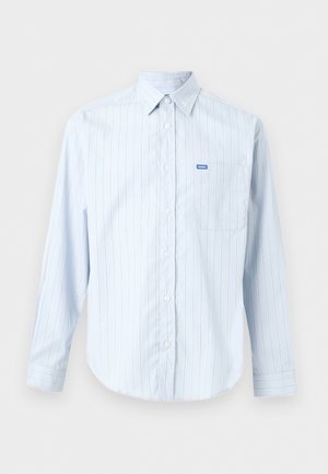 Chemise bleu clair à manches longues avec fines rayures blanches verticales et une poche poitrine avec une petite étiquette bleue « Hugo ».