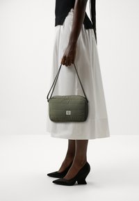 MSCH Copenhagen ICON CROSSOVER BAG KEY - Cross body bag - mulled basil