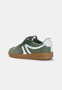 Zöld sneaker bőr és velúr anyagból, fehér díszcsíkokkal, strukturált felülettel, lapos gumi talppal és kerek fűzőkkel.