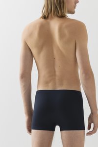 Blauwe katoenen boxershorts met een elastische tailleband, strakke pasvorm en gladde textuur, waarbij de achterkant van een mannelijke model te zien is.