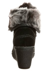 Botas de ante negro con un tacón cuña texturizado, que presentan un acogedor puño de piel de un suave gris en la parte superior y un detalle de cremallera lateral.