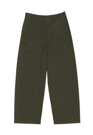 Pantalones de pierna ancha en verde oliva hechos de una mezcla de algodón, con una textura suave y bolsillos frontales. Diseño minimalista sin hardware visible.
