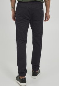 11 Project PRLOUIS REGULAR FIT - Tepláky - black