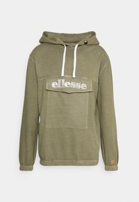 Sudadera verde oliva con un bolsillo frontal tipo canguro, cordones blancos y logo bordado de "ellesse". Puños y dobladillo acanalados. Textura de tela suave.
