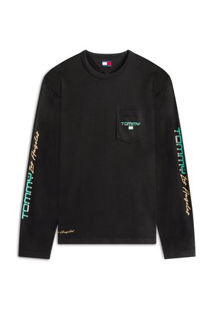 Chemise noire à manches longues avec poche avant, affichant le texte turquoise "Tommy" et le texte en écriture "Los Angeles" sur les manches et la poche.