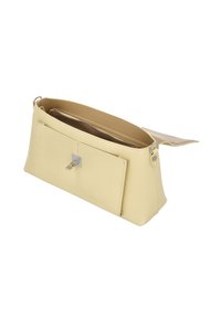 Geantă de mână din piele galbenă cu formă dreptunghiulară, compartiment principal cu fermoar, buzunar frontal și detaliu din metal argintiu. Textură netedă.