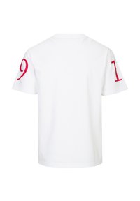 Witte katoen t-shirt met korte mouwen. Grote rode cijfers "1" en "9" op respectievelijk de linker- en rechtermouw. Eenvoudig ronde halsontwerp.