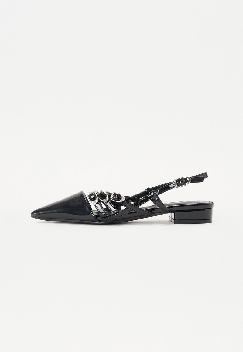 Escarpin en cuir verni noir avec un bout pointu, design de sangle entrecroisée élaboré et petit talon carré.