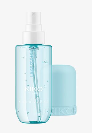 Przezroczysta jasnoniebieska butelka z rozpylaczem KIKO Milano Lakeiteasy body mist z białą dyszą i pasującą niebieską nakrętką obok.