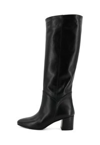 Stivale nero in pelle, alto fino al ginocchio, con punta affusolata, tacco a blocco, superficie liscia e design minimalista. Nessun abbellimento visibile.