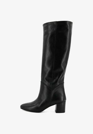 Stivale nero in pelle, alto fino al ginocchio, con punta affusolata, tacco a blocco, superficie liscia e design minimalista. Nessun abbellimento visibile.
