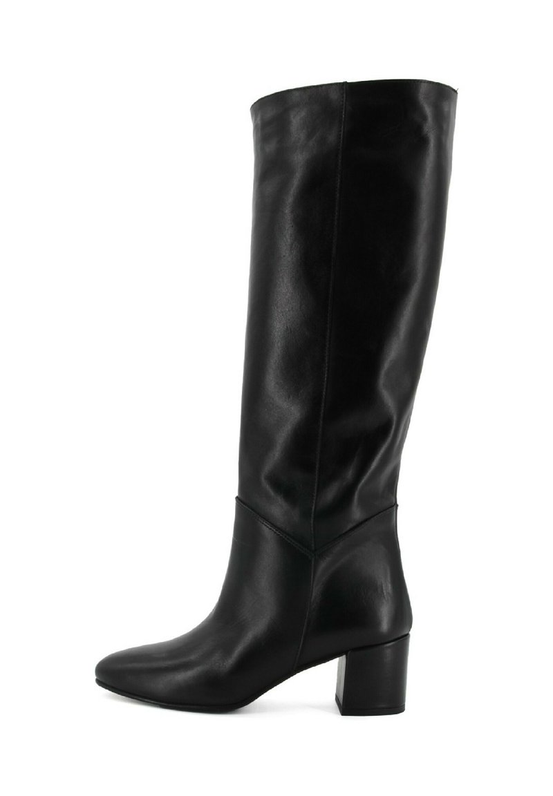 Stivale nero in pelle, alto fino al ginocchio, con punta affusolata, tacco a blocco, superficie liscia e design minimalista. Nessun abbellimento visibile.