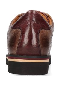 Mænds brune lædersko med struktureret mønster, kontrasterende hælpanel og lagdelt sål med sorte, beige og burgunder striber.