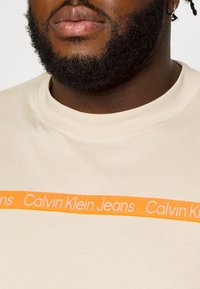 Calvin Klein Jeans Plus Triko s potiskem - beige