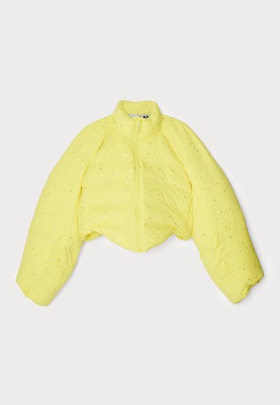 Geacă puffer scurtă galbenă cu guler înalt, având un închizător cu fermoar și o suprafață texturată cu mici puncte argintii pe întreaga țesătură.