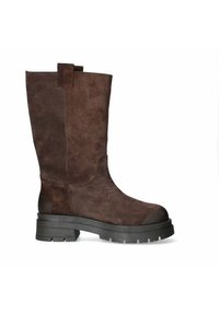 Stivali alti fino al ginocchio in suede marrone con una suola piatta nera e spessa, dotati di una linguetta e una superficie liscia sulla punta e sulla gamba.