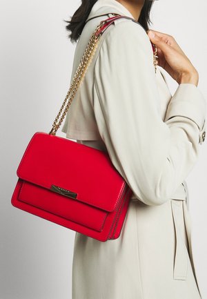 Punainen tekonahkainen käsilaukku, jossa on kultaketjuolkaimet, suorakulmainen muoto, kaksi osastoa ja metallinen solkiyksityiskohta.