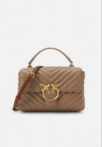 Brun quiltet skinnhåndveske med gullfarget bie-detalj på spennen. Har topphåndtak og avtakbar skulderstropp. Teksturert design.