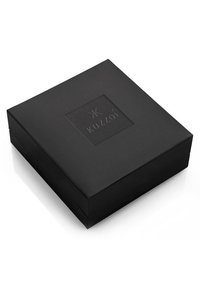 Svart rektangulär presentlåda med texturerad yta och präglad logotyp, med en slät, glansig finish och skarpa hörn.