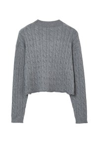 Grauer Kabelstrickpullover mit ribbeltem Kragen, langen Ärmeln und einem verkürzten Saum, der durch ein strukturiertes Muster gekennzeichnet ist.