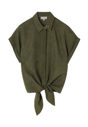 Olivenfarbendes kurzärmliges Hemd mit einem spitzen Kragen, floral geprägt und mit einem vorderen Bindedetail. Mit einem kleinen dekorativen Anstecker.