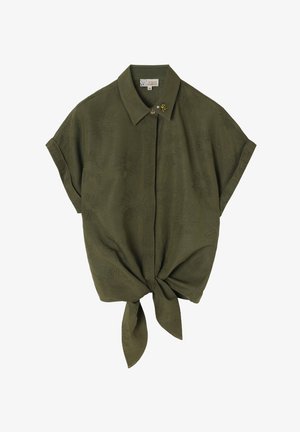 Chemise olive à manches courtes avec un col pointu, texture florale en relief et un détail de nœud à l'avant. Comprend une petite épingle décorative.