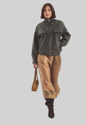 HIGH NECK  - Bunda z nepravej kože - khaki