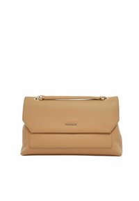Borsa a tracolla in pelle color tan con superficie texturizzata, chiusura a patta e accessori in metallo dorato. Presenta un logo impresso sul davanti.