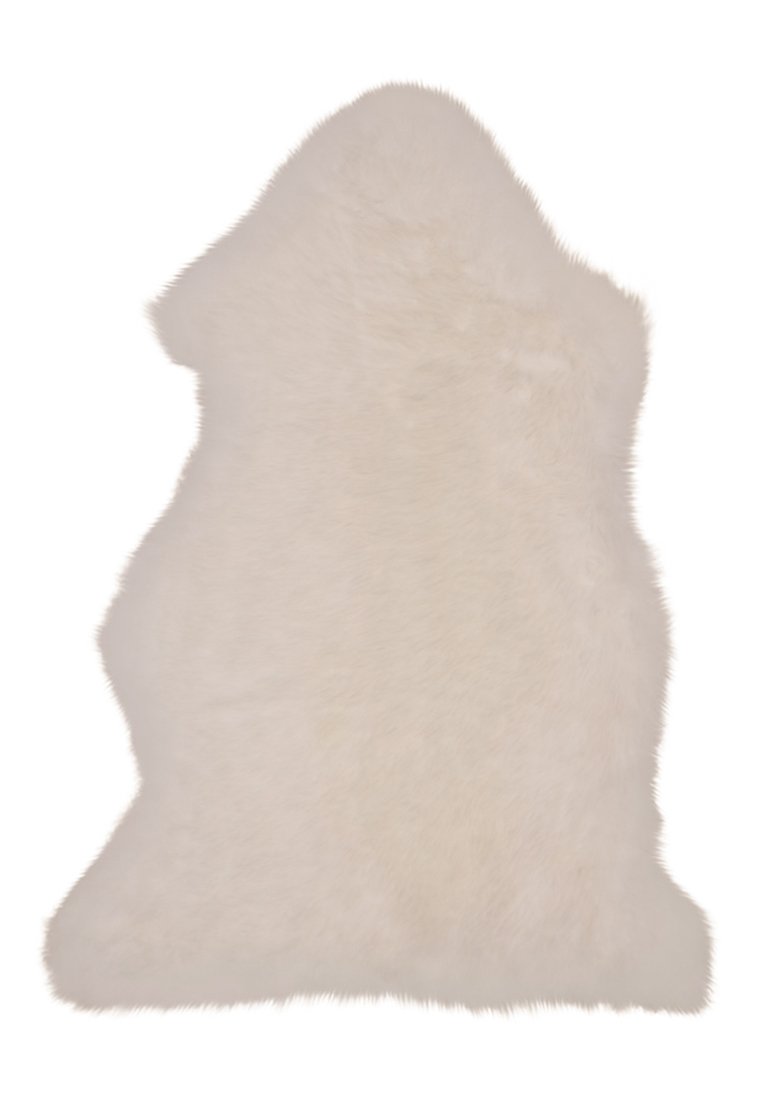 Cremefarbener Schaffellteppich mit weicher, flauschiger Textur, unregelmäßiger Form und natürlichen Kanten. Ideal für die Wohnkultur oder Komfort.