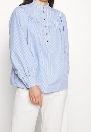 Himmelblaue und weiße gestreifte Bluse mit hohem Kragen, Knopfdetails und gerafften Ärmeln. Der Stoff erscheint glatt und leicht.