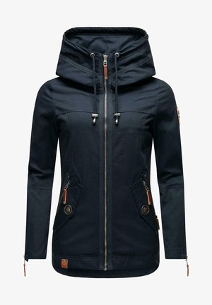 Giacca impermeabile blu navy con colletto alto, cappuccio regolabile, zip frontale e diverse tasche. Presenta dettagli in pelle e accessori in metallo argentato.