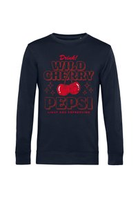 Felpa a maniche lunghe blu navy con un audace grafica rossa che rappresenta due ciliegie, "WILD CHERRY PEPSI", e il testo "LEGGERA E RINFRESCANTE."