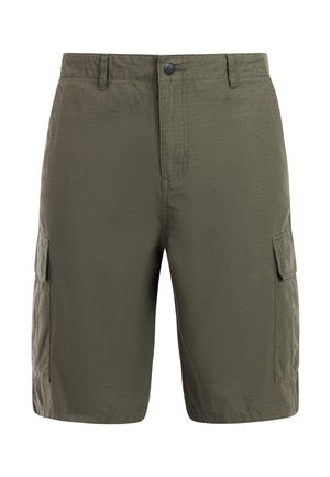Kaki kratasy cargo v olivovo zelenej farbe s bočnými vreckami, pútkami na opasok a zapínaním na gombík na jednoduchom bielom pozadí.