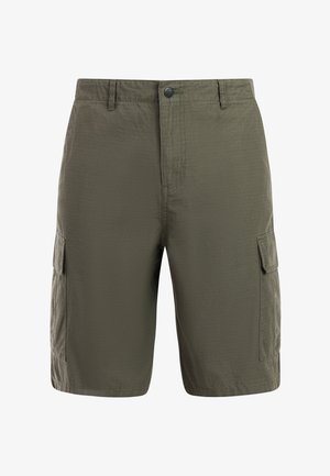 Olivenfarvede cargoshorts med sidelommer, bæltestropper og knaplukning på en ens hvid baggrund.