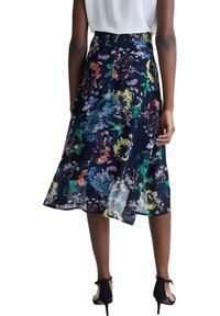 Blommig midkjol i marinblått med livfulla flerfärgade blommor. Lättviktsmaterial, A-linjeform och boxveck vid midjan.